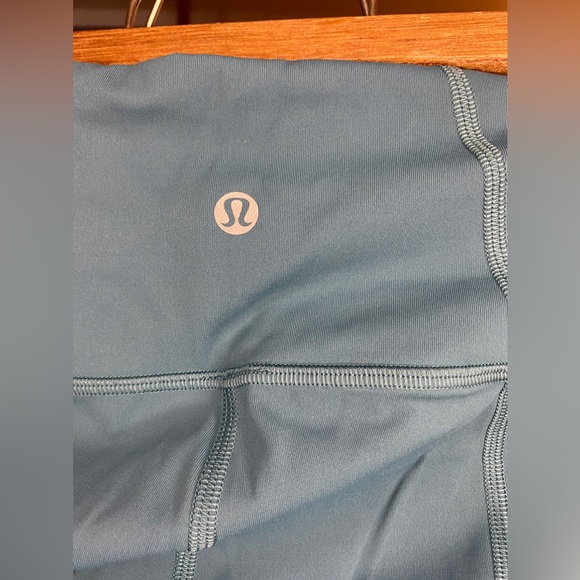 Lululemon Cropped Side Pocket Leggings - Picture 3 of 10